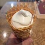 アイスビストロ ヒライ - この美味しいソフトクリームも今日で最後だ…。