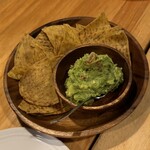 ハッピー ゴー ラッキー - ワカモレと揚げたてチップス