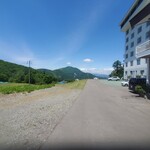 石臼挽き蕎麦香房 山の実 - お店の前から