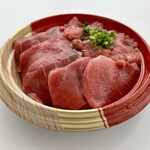 丸一島田魚市場 - 見て！！
                                寿司飯の上にミッチリと敷き詰められた、この良質で美しい本マグロ赤身とすき身！これで¥1,200って俄かに信じがたい(^^)