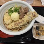 ウドンゴヤ - 肉ぶっかけプレミアム1000円(税込)。焼き鯖寿司280円(税込)。麺量400gに半熟卵天、鶏天、ちくわ天、甘めの味付けがされた肉量50gが乗っかっている。これは非常にボリューミー。