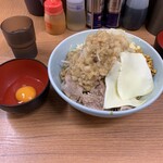 ラーメン やまや本店 - まぜそば並、やさい、にんにく、脂、カレー玉、チーズまし。