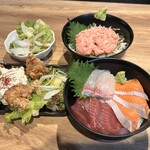 Hamayaki Kaisen Izakaya Uo Tora Suisan - チキン南蛮、ネギトロ丼、三色丼、サラダ