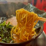 家系ラーメン とらきち家 - スープの味が染み染みになった麺がおいしい