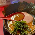 家系ラーメン とらきち家 - しょっぱ旨な濃ゆい豚骨スープ