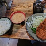 豚珍館 - とんかつ定食(1050円)