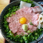 寿司吉 - イカとブリのお刺身付き、うずらの卵黄が映えます