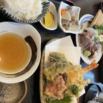 旬菜の味わい がら里 - 天ぷら定食にお刺身盛り合わせ