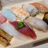 立ち食い寿司ひょうたん - 特上にぎり10貫(税込3,080円)
①本鮪とろ②槍烏賊③朝茹で海老④鮑⑤冷凍楚蟹の脚⑥穴子一本⑦真鯛⑧鰹タタキ⑨勘八⑩蝦夷馬糞雲丹軍艦巻き
真鯛と勘八は血抜き不十分で毛細血管に血が残り黒い筋が在る