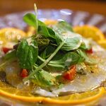 イルクオーレ ピアットスズキ - 2024.5 鮮魚のカルパッチョ ボッタルガ添え（1,210円）