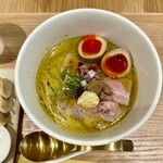 MENDOKORO TOMO Premium - 半熟煮玉子濃香トリュフの鶏塩中華そば(並)