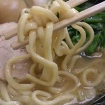 宮本商店 - 麺はシッカリした太麺。