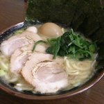 宮本商店 - スペシャル（８８０円）は、プラス味玉、チャーシューとほうれん草が多目。