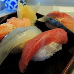 寿し龍 - 2014年2月24日(月)　銀匠メンお寿司セット(950円)のお寿司(＋サービス１貫)