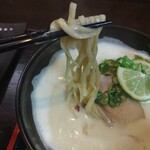 豚白湯創作麺処 友池 - 麺は全粒粉平打ち麺