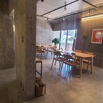 Nihon Wain Ento - 店内は打ちっぱなしコンクリートの天井&壁&床&テーブル、ナチュラルウッドの木製テーブル&椅子でシックな雰囲気ながらも広々としていて和みの要素もある雰囲気です