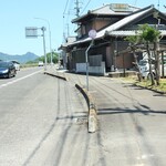 ごんべ食堂 - このバス停が目印