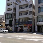 みそ助 - 県道仙台泉線を挟んで店頭をパチリ♯　まだ真っ赤な鮮やか✨暖簾がかかる前です(^_^)v