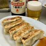 中華や - 瓶ビール580円に餃子430円