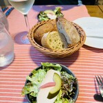 フランス料理 GLOUTON - 前菜の前のサラダ、パン