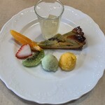 Burumanie - デザート盛り合わせ　ソルベ2種、メインのケーキは選べました(キウイのタルト)洋梨のゼリー