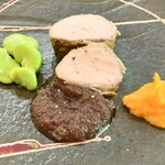 パスト エ カフェ 幸庵 - ●肉料理
      豚フィレ肉のロースト
      ラルド風の豚バラハーブ塩漬け巻き
      赤玉ねぎのジャム・人参ペースト・そら豆と共に