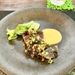 パスト エ カフェ 幸庵 - ●前菜1
      カツオのタタキ　タルタル風
      きゅうり、ケッパーのピクルス、ドライトマトのタルタル
      卵黄を使ったソース