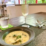 パスト エ カフェ 幸庵 - ●スープ
      ズッキーニのナポリ風たまごスープ