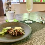 パスト エ カフェ 幸庵 - ●前菜1
      カツオのタタキ　タルタル風
      きゅうり、ケッパーのピクルス、ドライトマトのタルタル
      卵黄を使ったソース