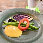 パスト エ カフェ 幸庵 - ●前菜2
      インゲン・紫キャベツ・パプリカのソテーサラダ
      卵黄を使ったサバイヨンソース