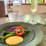 パスト エ カフェ 幸庵 - ●前菜2
      インゲン・紫キャベツ・パプリカのソテーサラダ
      卵黄を使ったサバイヨンソース