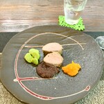 パスト エ カフェ 幸庵 - ●肉料理
      豚フィレ肉のロースト
      ラルド風の豚バラハーブ塩漬け巻き
      赤玉ねぎのジャム・人参ペースト・そら豆と共に