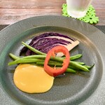 パスト エ カフェ 幸庵 - ●前菜2
      インゲン・紫キャベツ・パプリカのソテーサラダ
      卵黄を使ったサバイヨンソース