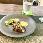 パスト エ カフェ 幸庵 - ●前菜1
      カツオのタタキ　タルタル風
      きゅうり、ケッパーのピクルス、ドライトマトのタルタル
      卵黄を使ったソース