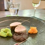パスト エ カフェ 幸庵 - ●肉料理
      豚フィレ肉のロースト
      ラルド風の豚バラハーブ塩漬け巻き
      赤玉ねぎのジャム・人参ペースト・そら豆と共に