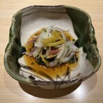 Kyou To Sushi Matsumoto - 嬉しい初鰹は和歌山・串本産が嬉しいです。関西を誇る鰹の名産！たっぷりの若芽、茗荷、新玉ねぎと一緒に！