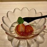 Kyou To Sushi Matsumoto - 南房総に古くから伝わる牛乳と葛で作る嶺岡豆腐といちごを合わせて。