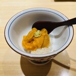Kyou To Sushi Matsumoto - 塩水うに小丼(北海道・羅臼) 小粒ながら濃厚な味わい。子どもの頃はよく海に潜って食べました(*´艸`*)