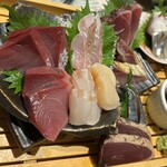 魚と酒 はなたれ 横浜東口店 - 刺身10種盛（サービスで11種）