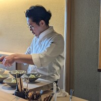 ひがしやま 司 - 毛蟹と新じゃがの盛り付けをされています