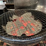 Yakiniku Nikubei - 炭火だし、火力強め。最高。