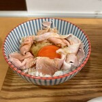 Ramen Tei Hinariryuuou - 続いて【チャーシュー入り玉子かけご飯トリュフ風味200円】が登場、玉子が「かなり」赤い❗️これだけでも美味しく見える。トリュフはどこにあるのだろう？