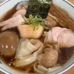 Ramen Tei Hinariryuuou - トッピングは、低温調理の薄切りのロースが複数枚、鶏のもも肉（皮付き）×1、肩ロースの棒状、スライス、ワンタン×2、味玉×1、メンマ、海苔、ネギといった豪華ラインナップです。