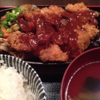 たくあん・牡丹亭 - たくあん牡丹亭でガッツリ
                "トンキチ"テッパンランチ！
                豚生姜焼きとチキンカツのドミグラスソースです。
                
                この店先日宴会に使いましたが、夜のしゃぶしゃぶも絶品でした。