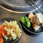 かたい信用やわらかい肉 焼肉のいとう - ナムルもキムチもお野菜も食べ放題