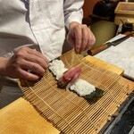 鮨ざこや - 海鮮太巻き(イサキ・シマアジ・トロ・イカ)を巻いて