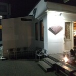 しらすや 腰越漁港前店 - 入口です。周りは真っ暗で目立ちます。