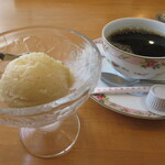ビストロミルポア - サービスの自家製牛乳アイス、ランチに付くコーヒー