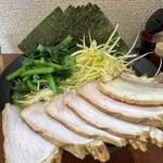 横浜家系らーめん 天王家 - ネギチャーシューメン（¥1150）硬め、中盛り（¥100）、TPのり（¥100）バラ肉2枚（¥50×2）、ほうれん草（¥100）。総じてかなりまとまりある一杯！