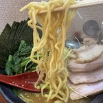 横浜家系らーめん 天王家 - 麺リフト。中太のやや縮れ麺。結構長〜い。チャーシュー・海苔が多すぎと思われる方もいるでしょうが、美味しいのであっという間です^ ^